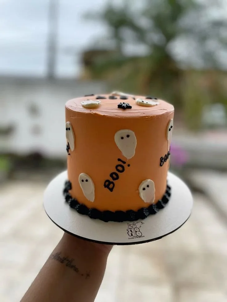 Halloween fantasmas themed cake for spooky celebrations